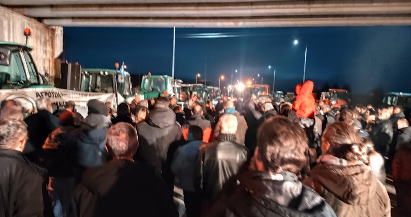 Ένα μεγάλο πλήθος διαδηλωτών, κυρίως αγρότες, συγκεντρώνονται στο μπλόκο του Φιλώτα Αμυνταίου, με τρακτέρ να βρίσκονται στο βάθος.