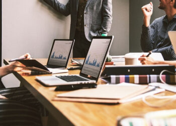 Επιθεώρηση Εργασίας: Ρεκόρ ελέγχων με την αξιοποίηση ψηφιακών εργαλείων – Τι προβλέπεται για το δώρο Χριστουγέννων