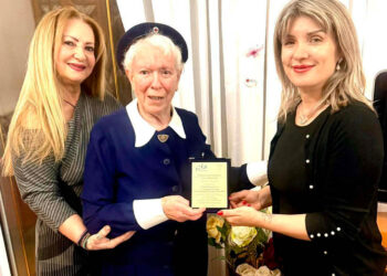 Παράδοση της Τιμητικής Πλακέτας από τη Γραμματέα Εθελοντισμού ΝΔ Θεοπίστη Κρυσταλλίδου, στη βραβευθείσα ιδρύτρια του ΠΤ ΕΕΣ Πτολεμαΐδας Ειρήνη Τσατσαγιάννη! (της Κούλας Πουλασιχίδου)