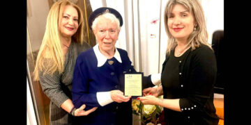 Παράδοση της Τιμητικής Πλακέτας από τη Γραμματέα Εθελοντισμού ΝΔ Θεοπίστη Κρυσταλλίδου, στη βραβευθείσα ιδρύτρια του ΠΤ ΕΕΣ Πτολεμαΐδας Ειρήνη Τσατσαγιάννη! (της Κούλας Πουλασιχίδου)