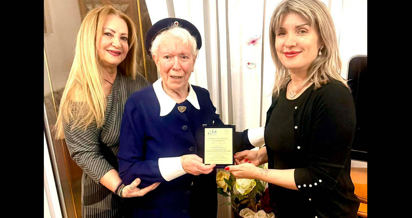 Παράδοση της Τιμητικής Πλακέτας από τη Γραμματέα Εθελοντισμού ΝΔ  Θεοπίστη Κρυσταλλίδου, στη βραβευθείσα ιδρύτρια του ΠΤ ΕΕΣ Πτολεμαΐδας Ειρήνη Τσατσαγιάννη! (της Κούλας Πουλασιχίδου)