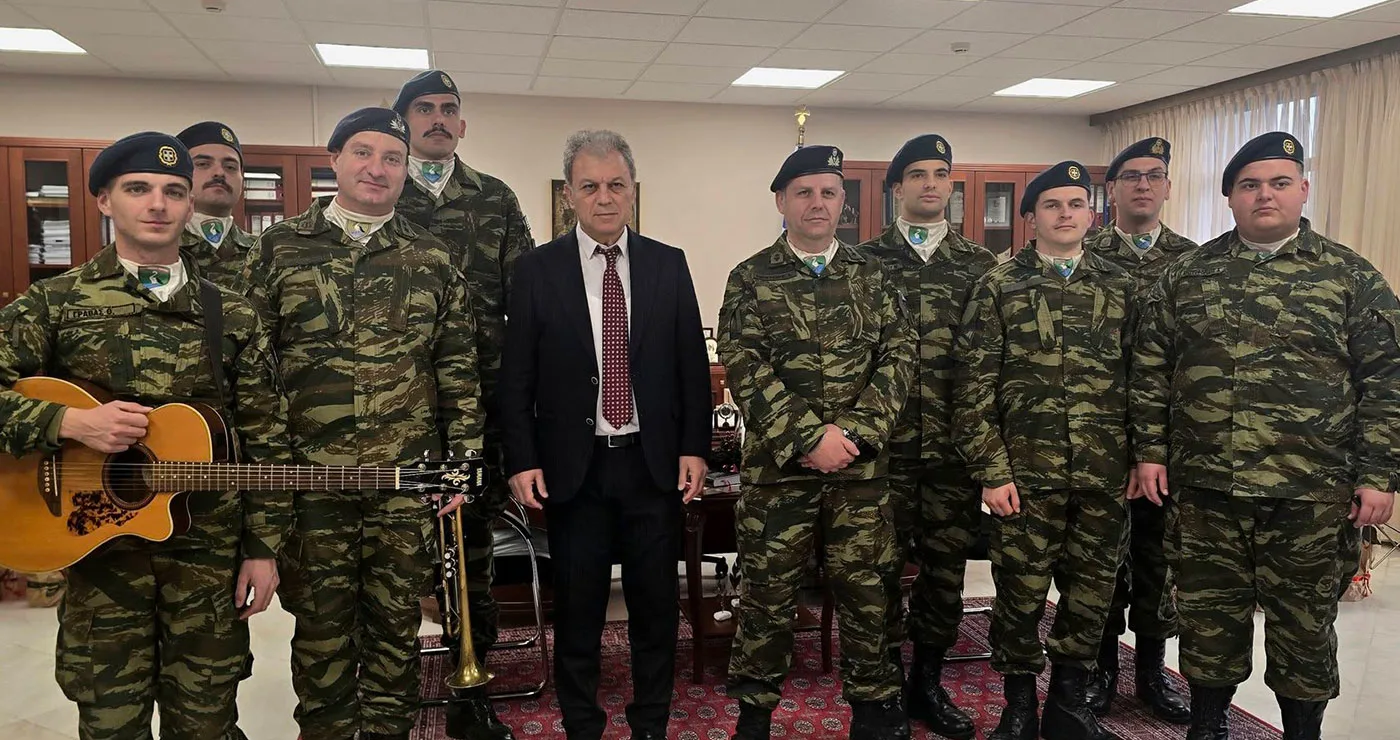 Η Φιλαρμονική της 9ης Ταξιαρχίας είπε τα κάλαντα στον Περιφερειάρχη (video)