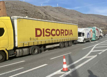 Έκλεισαν την Ε.Ο Κοζάνης- Ιωαννίνων οι αγρότες! Μπλόκο στα εμπορικά φορτηγά για 2 ώρες