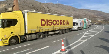 Έκλεισαν την Ε.Ο Κοζάνης- Ιωαννίνων οι αγρότες! Μπλόκο στα εμπορικά φορτηγά για 2 ώρες