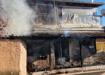 Μεγάλη φωτιά σε σπίτι στη Λευκόβρυση Κοζάνης – Σοβαρές ζημιές (ΦΩΤΟ)