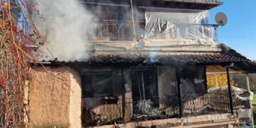 Μεγάλη φωτιά σε σπίτι στη Λευκόβρυση Κοζάνης – Σοβαρές ζημιές (ΦΩΤΟ)