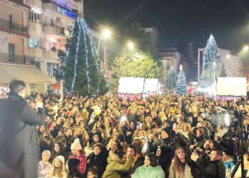 Με φως, μουσική και πλήθος κόσμου άναψε το Χριστουγεννιάτικο Δέντρο στα Γρεβενά
