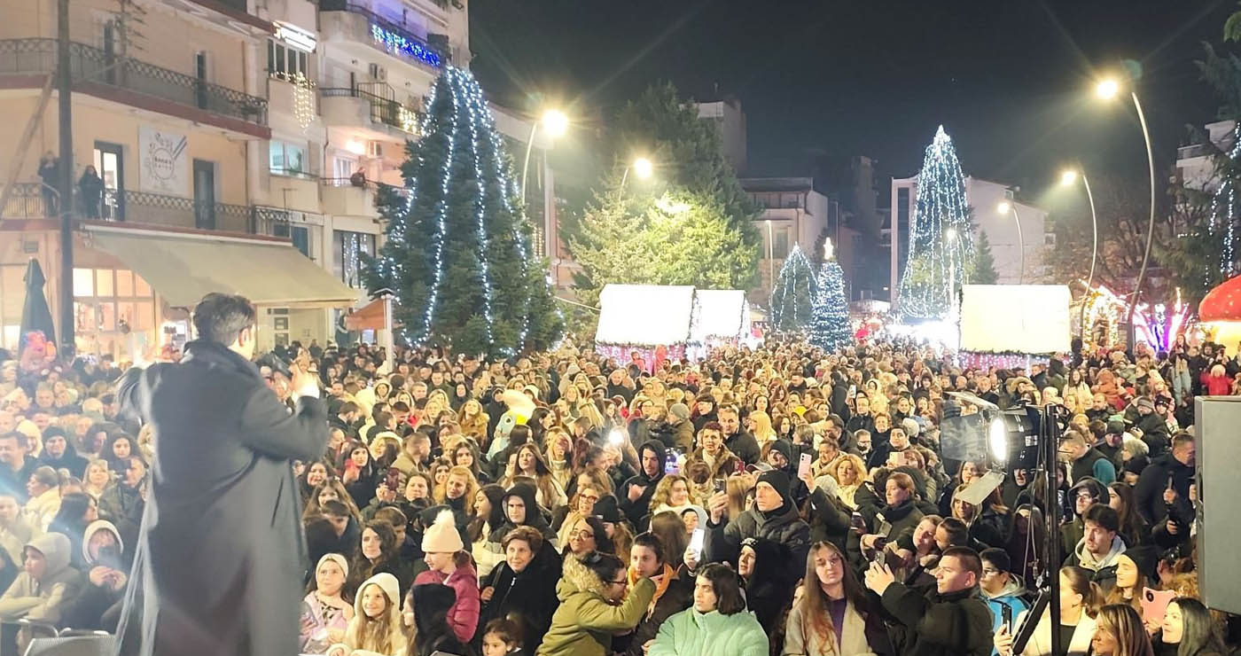 Με φως, μουσική και πλήθος κόσμου άναψε το Χριστουγεννιάτικο Δέντρο στα Γρεβενά
