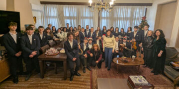 Χριστουγεννιάτικα κάλαντα και ευχές στο Δημαρχείο Εορδαίας από τους μαθητές του 6ου Δημοτικού και του Μουσικού Σχολείου