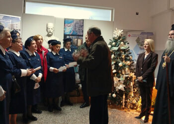 Κάλαντα από τη χορωδία εθελοντών του Ερυθρού Σταυρού Κοζάνης  στο Μαμάτσειο Νοσοκομείο και την κεντρική πλατεία