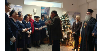 Κάλαντα από τη χορωδία εθελοντών του Ερυθρού Σταυρού Κοζάνης  στο Μαμάτσειο Νοσοκομείο και την κεντρική πλατεία