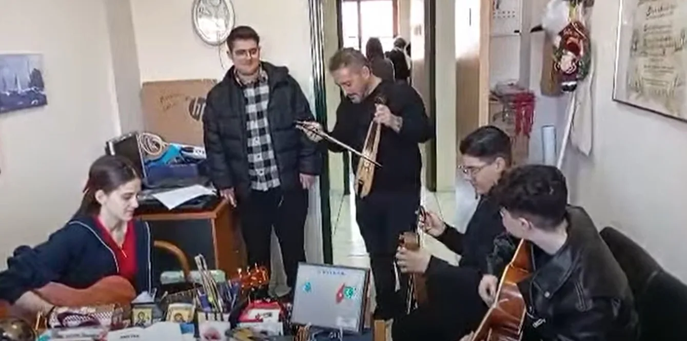 “Χριστός γεννέθεν” – Τα ποντιακά κάλαντα από το Μουσικό Σχολείο Πτολεμαΐδας (video)