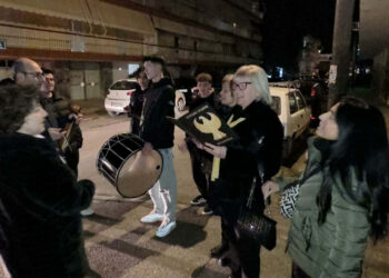 Ποντιακά κάλαντα στις γειτονιές της Πτολεμαΐδας από τον Ποντιακό Σύλλογο – Στα μπαλκόνια ο κόσμος στο άκουσμα της λύρας ! (ρεπορτάζ της Κούλας Πουλασιχίδου)