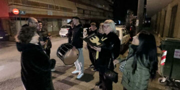 Ποντιακά κάλαντα στις γειτονιές της Πτολεμαΐδας από τον Ποντιακό Σύλλογο – Στα μπαλκόνια ο κόσμος στο άκουσμα της λύρας ! (ρεπορτάζ της Κούλας Πουλασιχίδου)