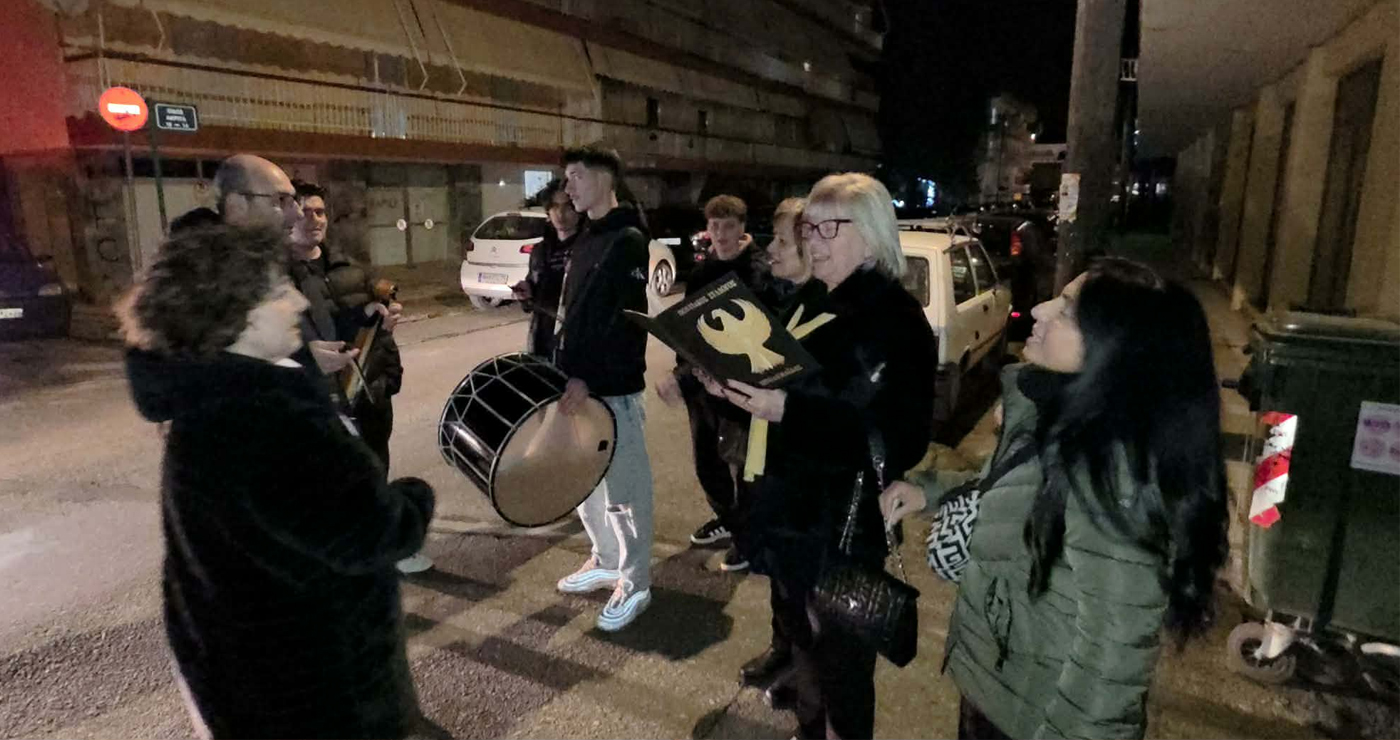 Ποντιακά κάλαντα στις γειτονιές της Πτολεμαΐδας από τον Ποντιακό Σύλλογο – Στα μπαλκόνια ο κόσμος στο άκουσμα της λύρας ! (ρεπορτάζ της Κούλας Πουλασιχίδου)