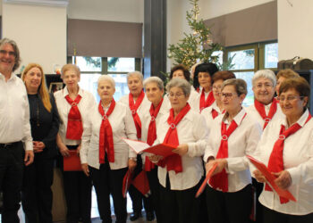 Σέρβια: Χριστουγεννιάτικη χαρά και κάλαντα στο γραφείο του Δημάρχου