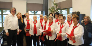 Σέρβια: Χριστουγεννιάτικη χαρά και κάλαντα στο γραφείο του Δημάρχου