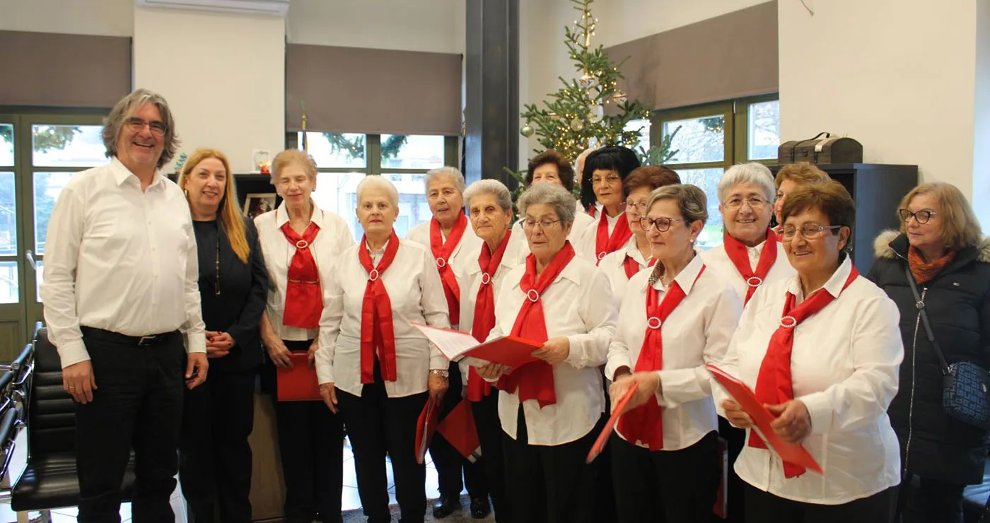 Σέρβια: Χριστουγεννιάτικη χαρά και κάλαντα στο γραφείο του Δημάρχου