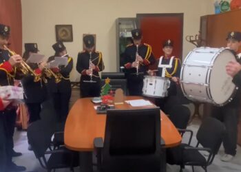 Τρίγωνα κάλαντα στο δημαρχείο Bελβεντού (video)