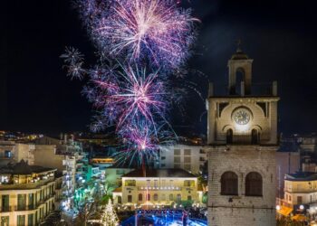 Πανικός από τα πυροτεχνήματα στην Κοζάνη- Η γιορτή του δέντρου έβαλε φωτιά στα social media: «Ήταν πολύ επικίνδυνο…»