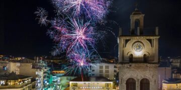 Πανικός από τα πυροτεχνήματα στην Κοζάνη- Η γιορτή του δέντρου έβαλε φωτιά στα social media: «Ήταν πολύ επικίνδυνο…»