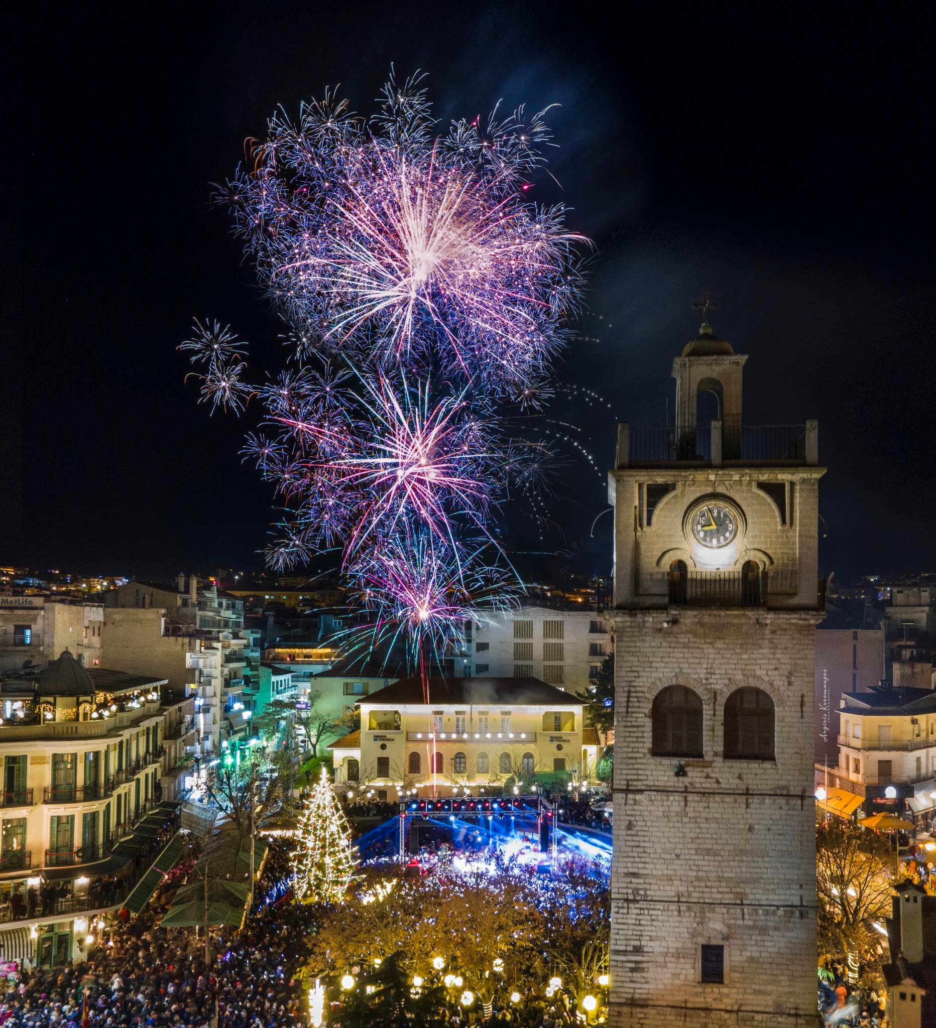 Πανικός από τα πυροτεχνήματα στην Κοζάνη- Η γιορτή του δέντρου έβαλε φωτιά στα social media: «Ήταν πολύ επικίνδυνο…»