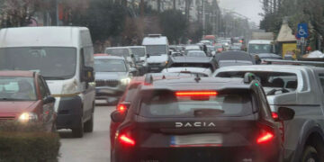 Γέμισε αυτοκίνητα η Πτολεμαΐδα ενόψει της έλευσης των αποδήμων για τις γιορτές (Φωτογραφία)