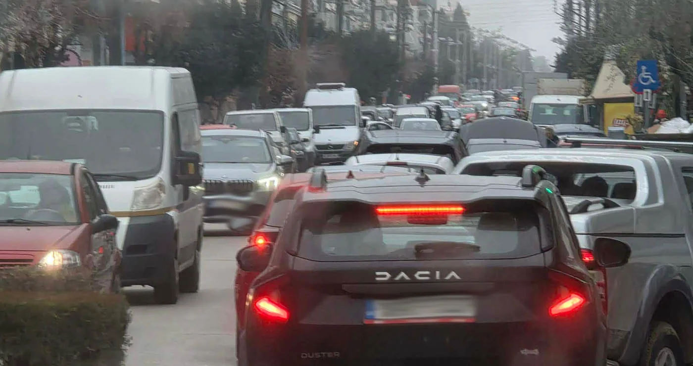 Γέμισε αυτοκίνητα η Πτολεμαΐδα ενόψει της έλευσης των αποδήμων για τις γιορτές (Φωτογραφία)