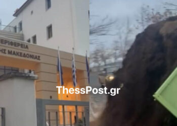 Αγρότες άδειασαν 4 τόνους κοπριάς έξω από το κτίριο της Περιφέρειας Δυτικής Μακεδονίας (Βίντεο)