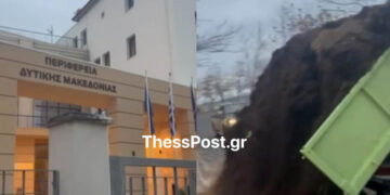 Αγρότες έριξαν 4 τόνους κοπριάς έξω από το κτίριο της Περιφέρειας Δυτικής Μακεδονίας (Βίντεο)