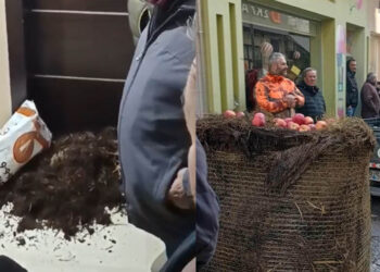 Φλώρινα: Αγρότες πέταξαν άχυρο και κοπριά έξω από το γραφείο του Βουλευτή της ΝΔ, Σταυρού Παπασωτηρίου