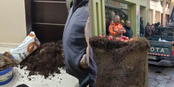 Φλώρινα: Αγρότες πέταξαν άχυρο και κοπριά έξω από το γραφείο του Βουλευτή της ΝΔ, Σταυρού Παπασωτηρίου