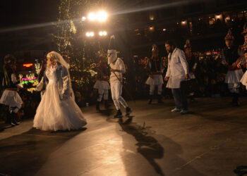 Κοτσαμάνια στην Κοζάνη: Οι Μωμόγεροι αναβίωσαν το έθιμο με δυναμική παρουσία