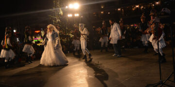 Κοτσαμάνια στην Κοζάνη: Οι Μωμόγεροι αναβίωσαν το έθιμο με δυναμική παρουσία