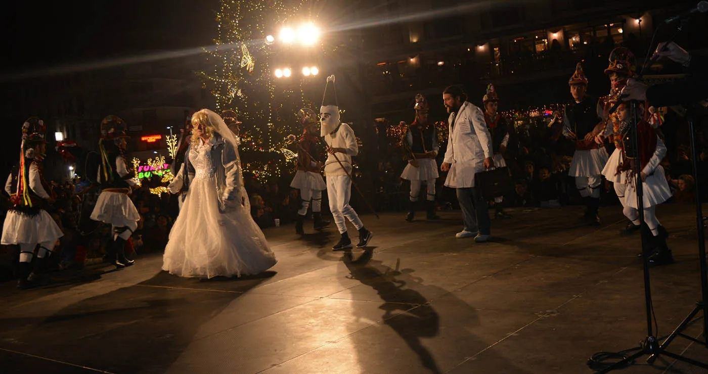 Κοτσαμάνια στην Κοζάνη: Οι Μωμόγεροι αναβίωσαν το έθιμο με δυναμική παρουσία