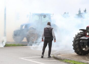 Θεσσαλονίκη: Χημικά από ΜΑΤ σε αγρότες που επιχείρησαν να προσεγγίσουν το αεροδρόμιο