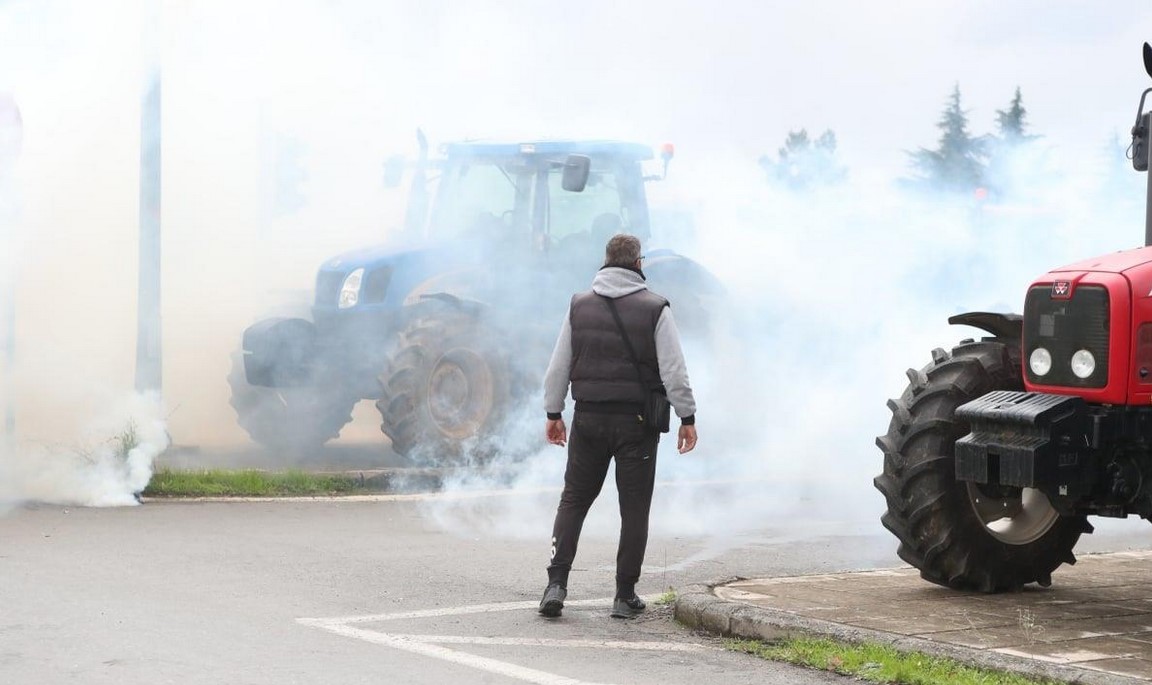 Θεσσαλονίκη: Χημικά από ΜΑΤ σε αγρότες που επιχείρησαν να προσεγγίσουν το αεροδρόμιο
