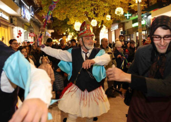 Αναβίωσε στην πλατεία της Κοζάνης το κορυφαίο έθιμο των Μωμόγερων με πλήθος κόσμου (Βίντεο Top Channel)