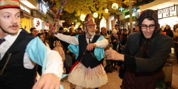 Αναβίωσε στην πλατεία της Κοζάνης το κορυφαίο έθιμο των Μωμόγερων με πλήθος κόσμου (Βίντεο Top Channel)