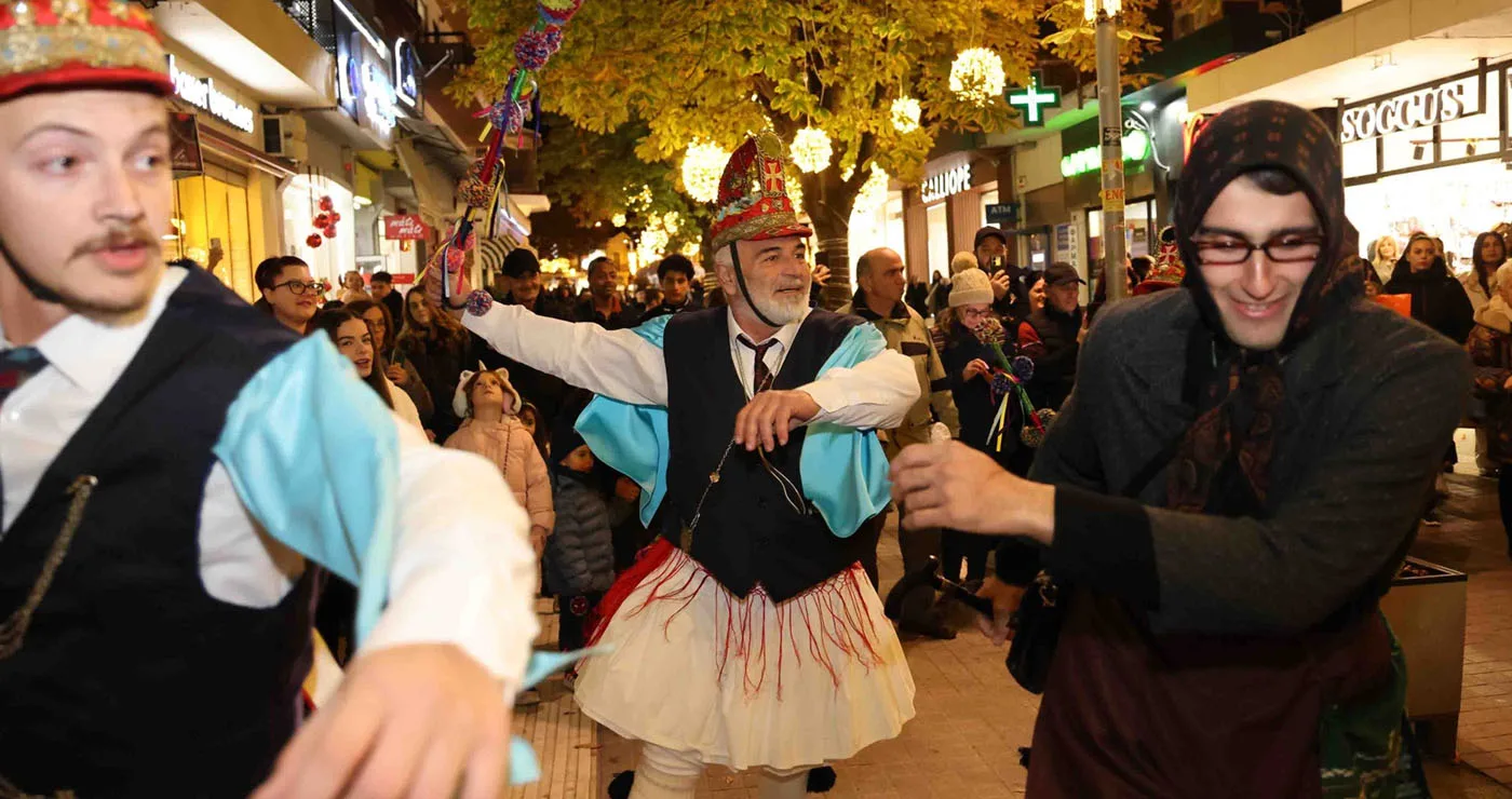 Αναβίωσε στην πλατεία της Κοζάνης το κορυφαίο έθιμο των Μωμόγερων με πλήθος κόσμου (Βίντεο Top Channel)