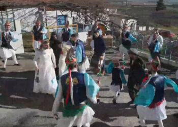 Μωμόγεροι στη Σκήτη Κοζάνης: Ζωντάνεψε το πανάρχαιο έθιμο με ήχους, χορούς και μασκαράδες