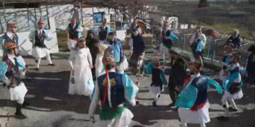 Μωμόγεροι στη Σκήτη Κοζάνης: Ζωντάνεψε το πανάρχαιο έθιμο με ήχους, χορούς και μασκαράδες