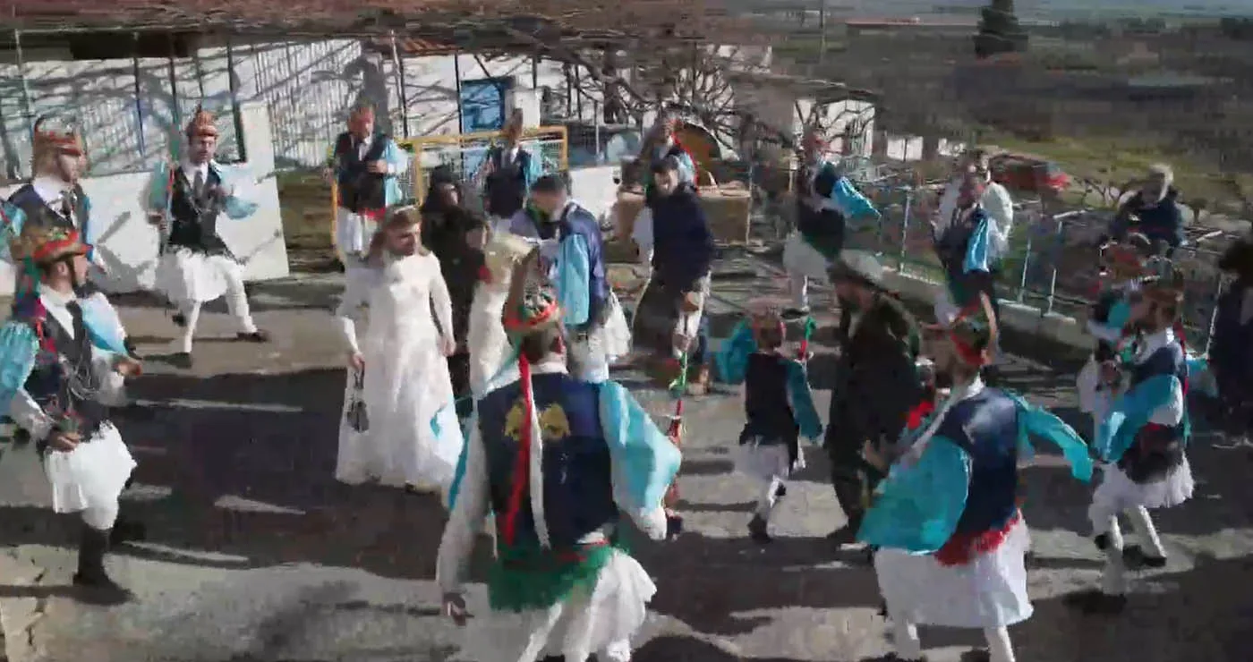 Μωμόγεροι στη Σκήτη Κοζάνης: Ζωντάνεψε το πανάρχαιο έθιμο με ήχους, χορούς και μασκαράδες