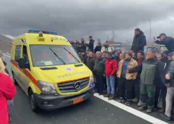 Μπλόκο με ευθύνη – Οι αγρότες άνοιξαν τον δρόμο για τη διέλευση ασθενοφόρου στη Σιάτιστα (Βίντεο)