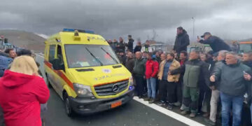 Μπλόκο με ευθύνη – Οι αγρότες άνοιξαν τον δρόμο για τη διέλευση ασθενοφόρου στη Σιάτιστα (Βίντεο)