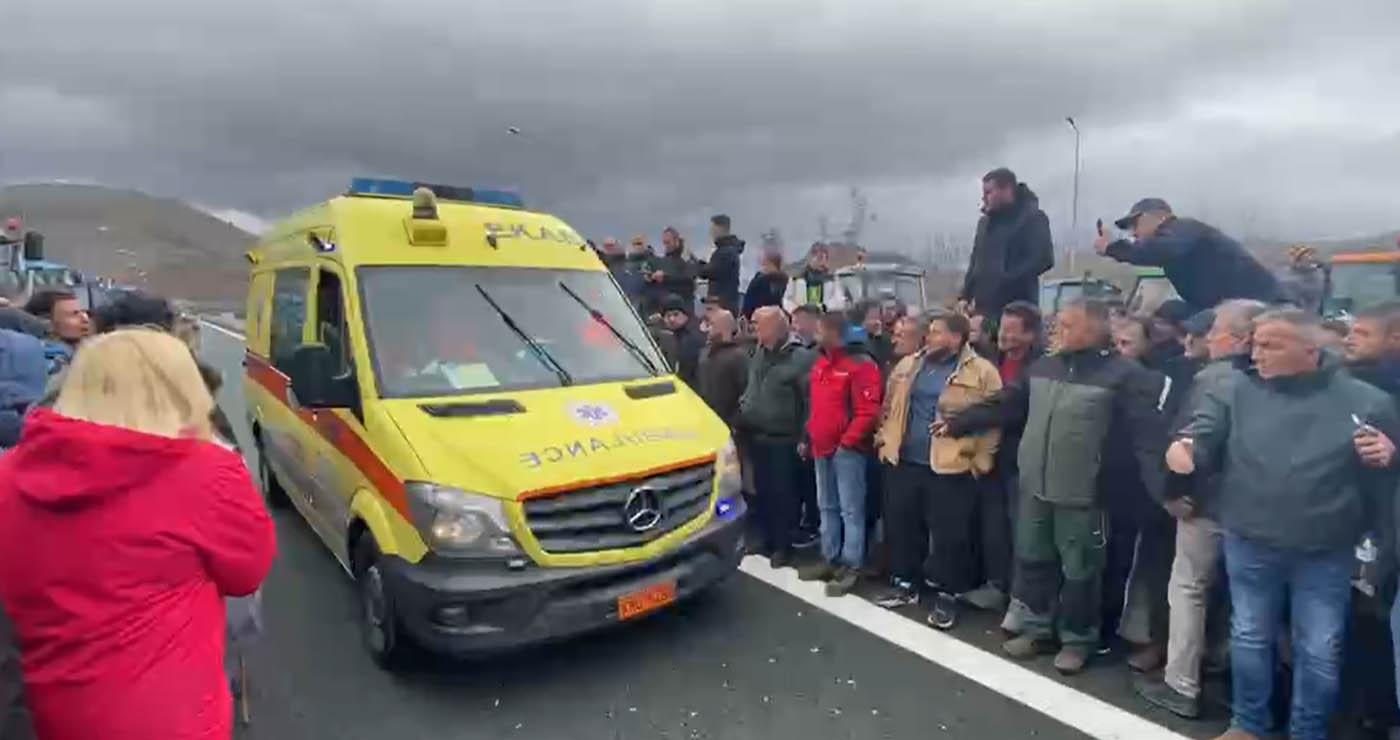 Μπλόκο με ευθύνη – Οι αγρότες άνοιξαν τον δρόμο για τη διέλευση ασθενοφόρου στη Σιάτιστα (Βίντεο)