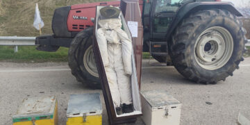 Μπλόκο Φιλώτα: Έκαναν την κηδεία του πρωτογενούς τομέα – Κάλεσμα για μαζική συμμετοχή