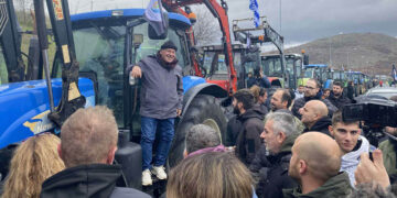 Οι αγρότες της Καστοριάς στο μπλόκο της Σιάτιστας – Μόσχος: “Δεν κρυβόμαστε, στόχος είναι το λιμάνι της Θεσσαλονίκης”