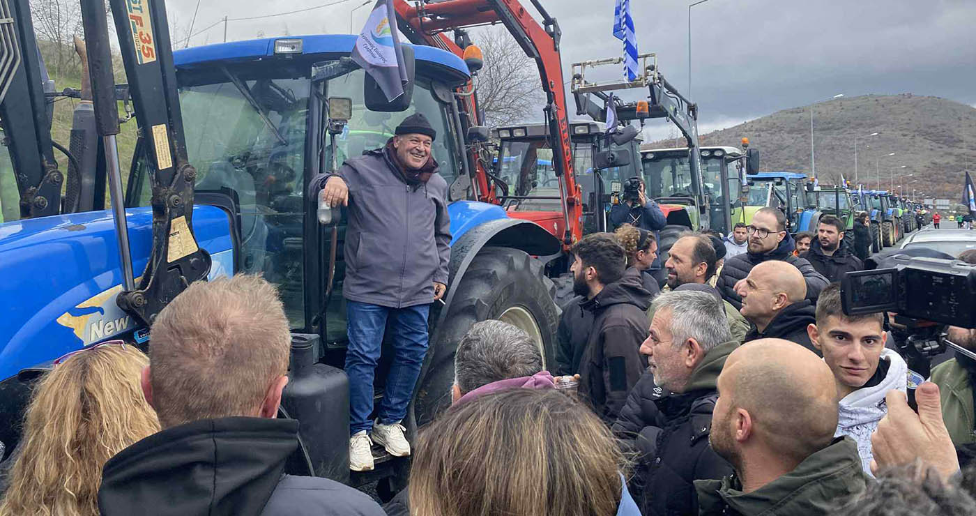 Οι αγρότες της Καστοριάς στο μπλόκο της Σιάτιστας – Μόσχος: “Δεν κρυβόμαστε, στόχος είναι το λιμάνι της Θεσσαλονίκης”