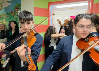 Χριστουγεννιάτικη επίσκεψη αγάπης στο Μποδοσάκειο Νοσοκομείο από μαθητές του Μουσικού Σχολείου Πτολεμαΐδας (ρεπορτάζ της Κούλας Πουλασιχίδου)
